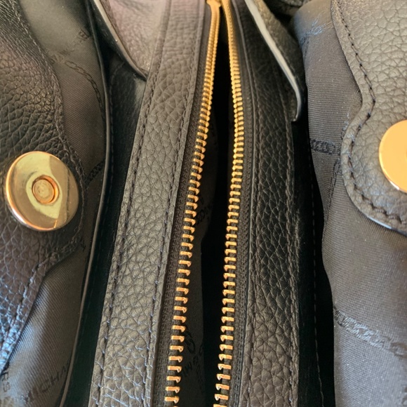 Michael Kors Raven Large Leather Shoulder Bag - Picture 11 of 13